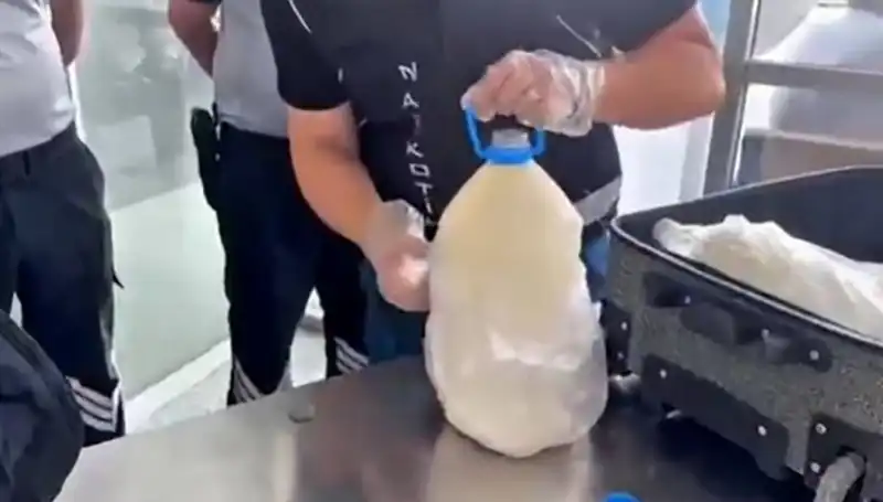 Havalimanında Süt Şişesinde Şok Kaçakçılık: 12 Kilo Uyuşturucu Ele Geçirildi