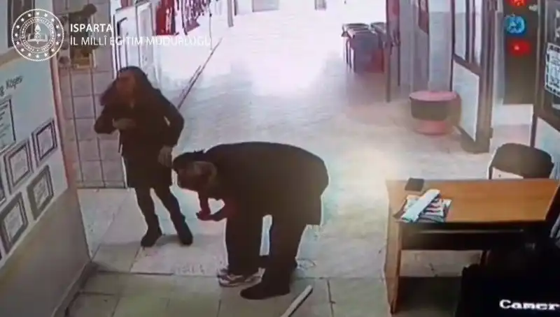 Öğretmen Korku Dolu Anlarda Heimlich Manevrası ile Öğrencisini Kurtardı