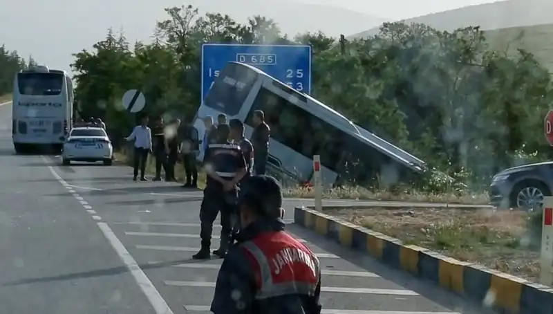 Isparta'da Tur Otobüsü ile Yolcu Otobüsü Çarpıştı: Yaralılar Hastaneye Kaldırıldı