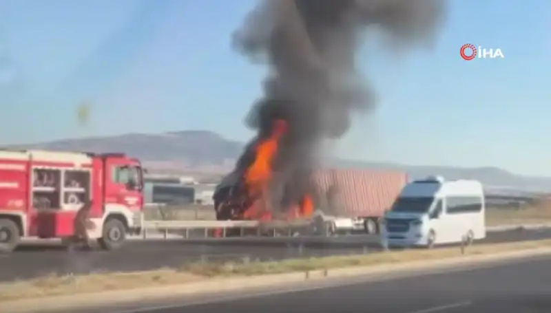 Ankara'da Kaza Yapan TIR, Yangınla Korku Dolu Anlar Yaşattı
