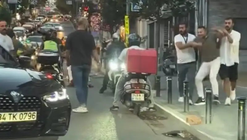 Nişantaşı'nda Yol Verme Kavgası: Kadın Üzerine Sopayla Yürüyen Adamın Olayı