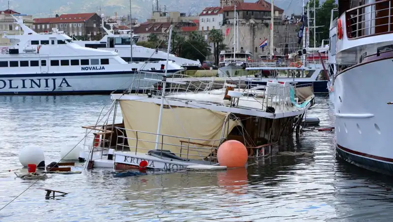 Hırvatistan'da Şiddetli Yağış ve Fırtına: Feribotun Çarptığı Gemi Battı