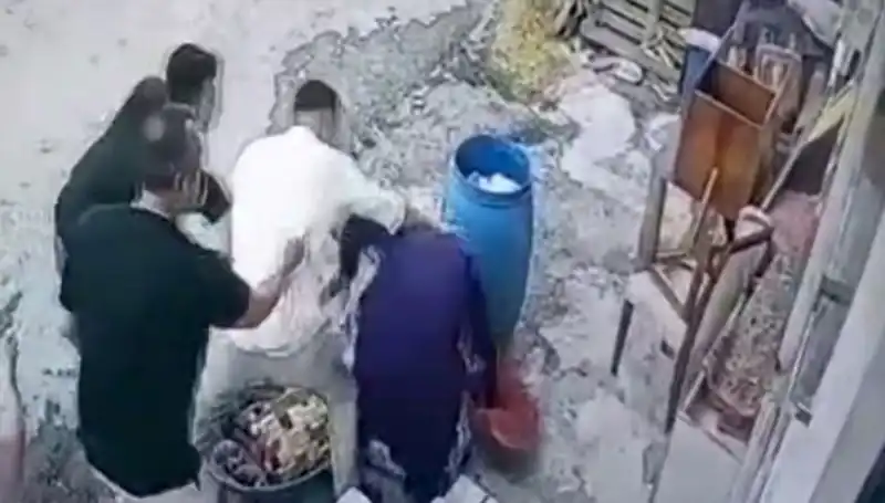 Başakşehir'de "Bidon" Kavgasında Baba-Oğul 58 Yaşındaki Kadını Darbetti