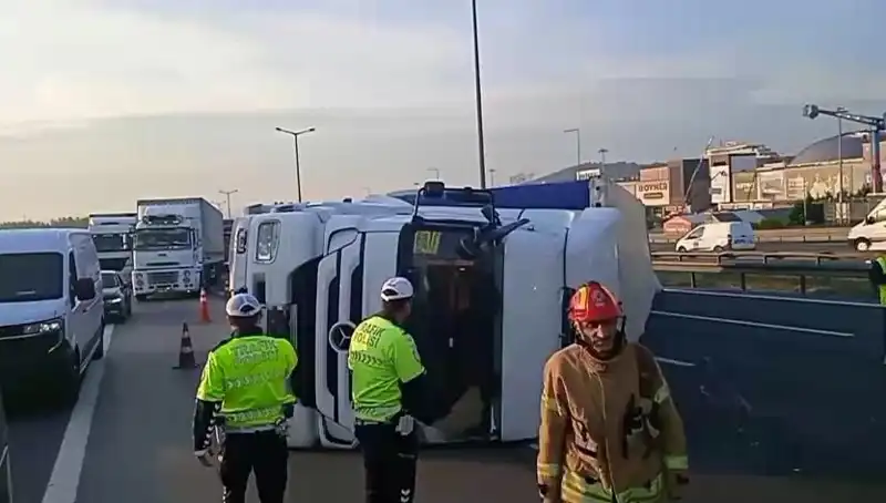 Pendik TEM Otoyolu’nda TIR Devrildi, İstanbul Yönünde Ciddi Aksamalar Yaşanıyor