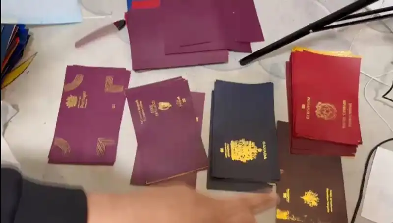 Türkiye'de Sahte Kimlik Üreticilerine Büyük Operasyon: Pasaport, Vize ve Ehliyet İçin Baskın!