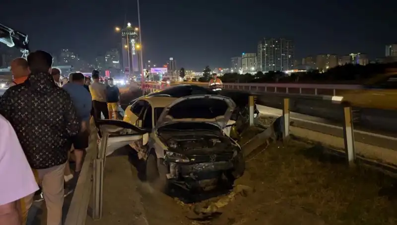 Makas Atan Sürücü İçin Feci Kaza: İki Otomobil Yol Ayrımında Havalandı