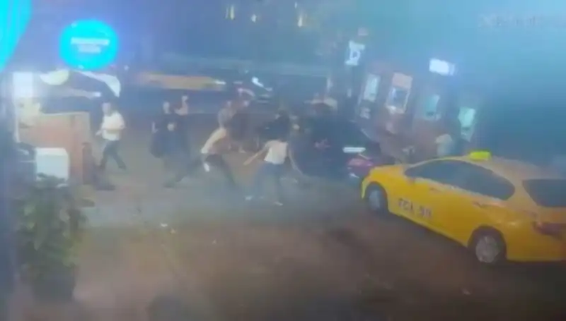 Beyoğlu'nda Laf Atma Kavgası: Sokaklar Kan Gölüne Döndü