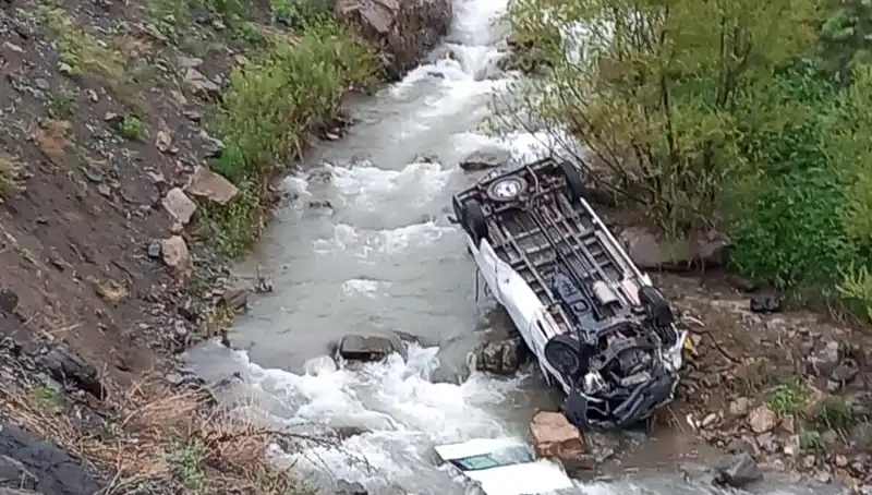 Hakkari'de Minibüs Devrildi: 2 İşçi Hayatını Kaybetti, 3 Yaralı
