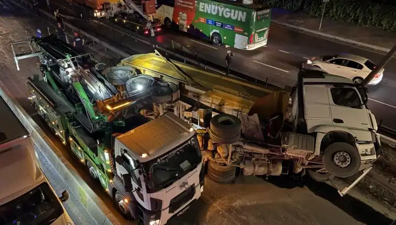 Moloz Yüklü Hafriyat Kamyonu Devrildi: Şok Edici Görüntüler