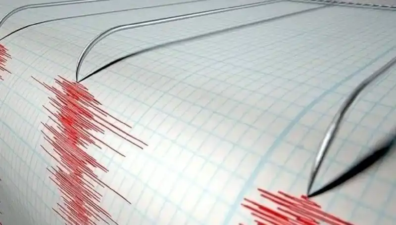 Ege Denizi'nde Gerçekleşen Deprem, Yerel Halkta Endişe Yarattı