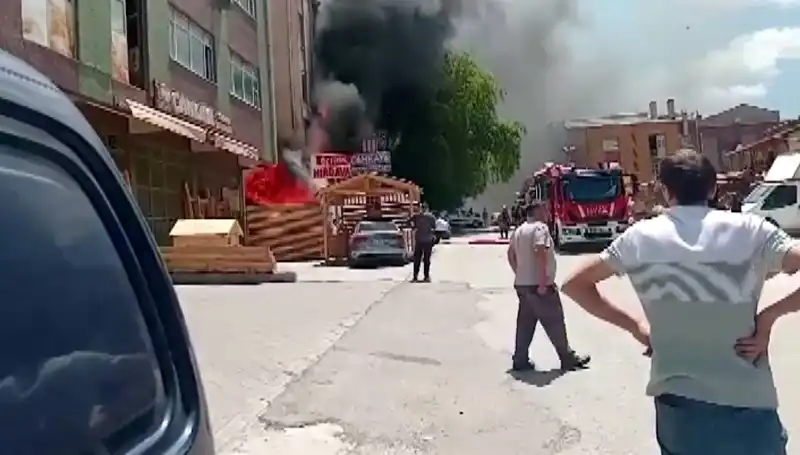 Ankara'da Yangın Sırasında İş Yerleri Küller İçinde Kaldı