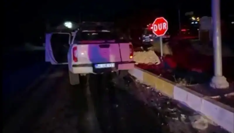 İzmir'de Trafik Kazası: Kamyonet ve Hafif Ticari Araç Çarpıştı!