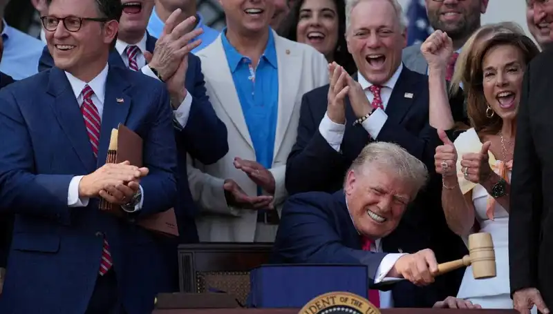 Trump Tarihi Anı Yaşattı: "Büyük, Güzel Yasa Tasarısı" İmzalandı