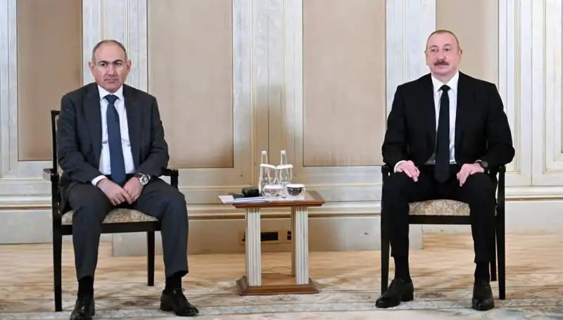 Aliyev ve Paşinyan: Abu Dabi'de Barış Görüşmeleriyle Gelecek Umutları Tazelendi