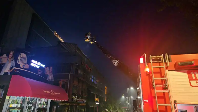 Beşiktaş'ta Yangın: 3 Katlı Restoran Alev Alev Yandı, Ekiplere Zor Anlar Yaşattı