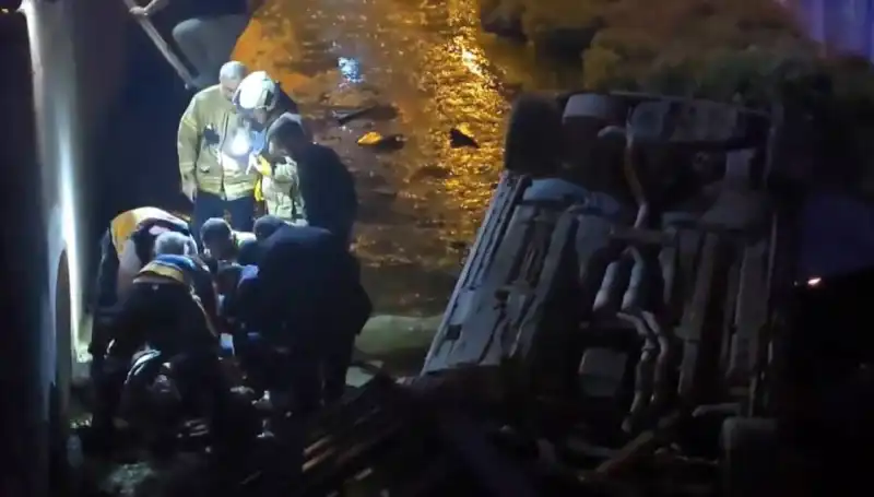 Kaza Sonrası Sürücü Ortadan Kayboldu, Yaralı İtfaiye Ekipleriyle Kurtarıldı