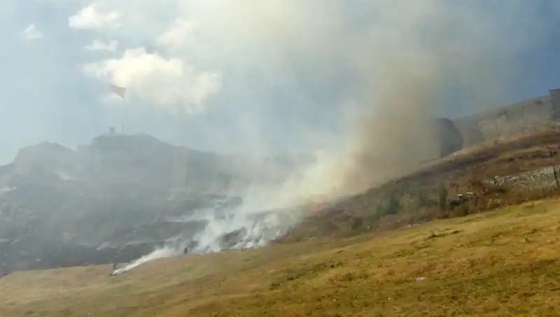 Kars Kalesi Eteklerinde Meydana Gelen Anız Yangını Korkuttu